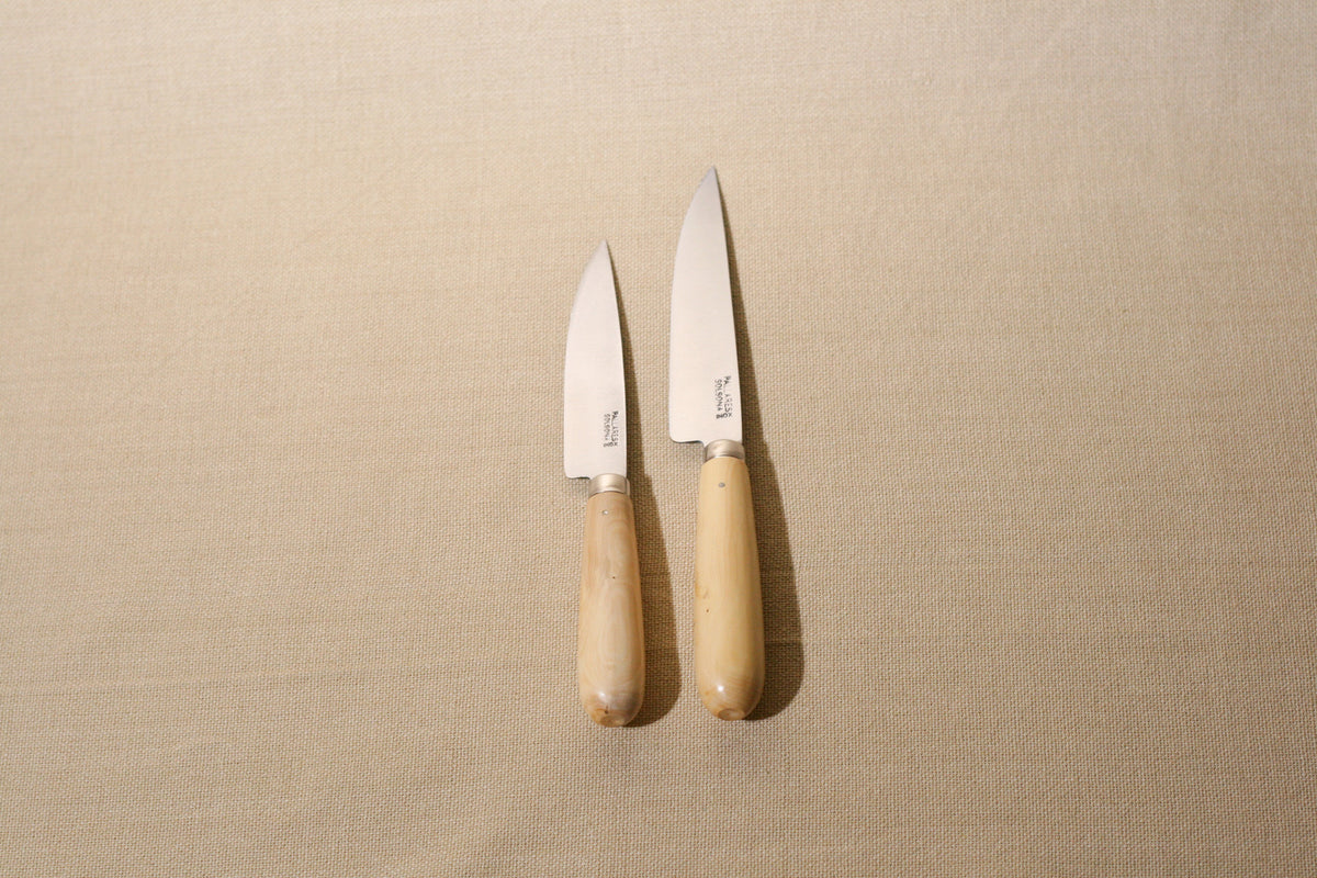 Pallarès Solsona Boxwood Knife in 10 cm and 12 cm size on a neutral background